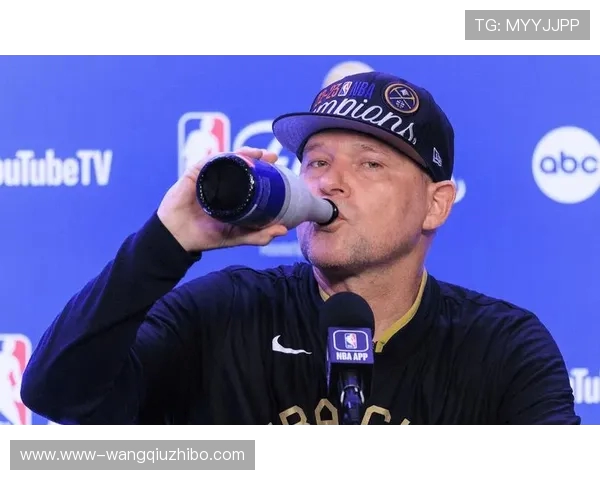 马龙现身瑞士高尔夫赛场与詹姆斯邦德海报合影自称008已就位 马龙现身瑞士高尔夫赛场与詹姆斯邦德海报合影自称008已就位